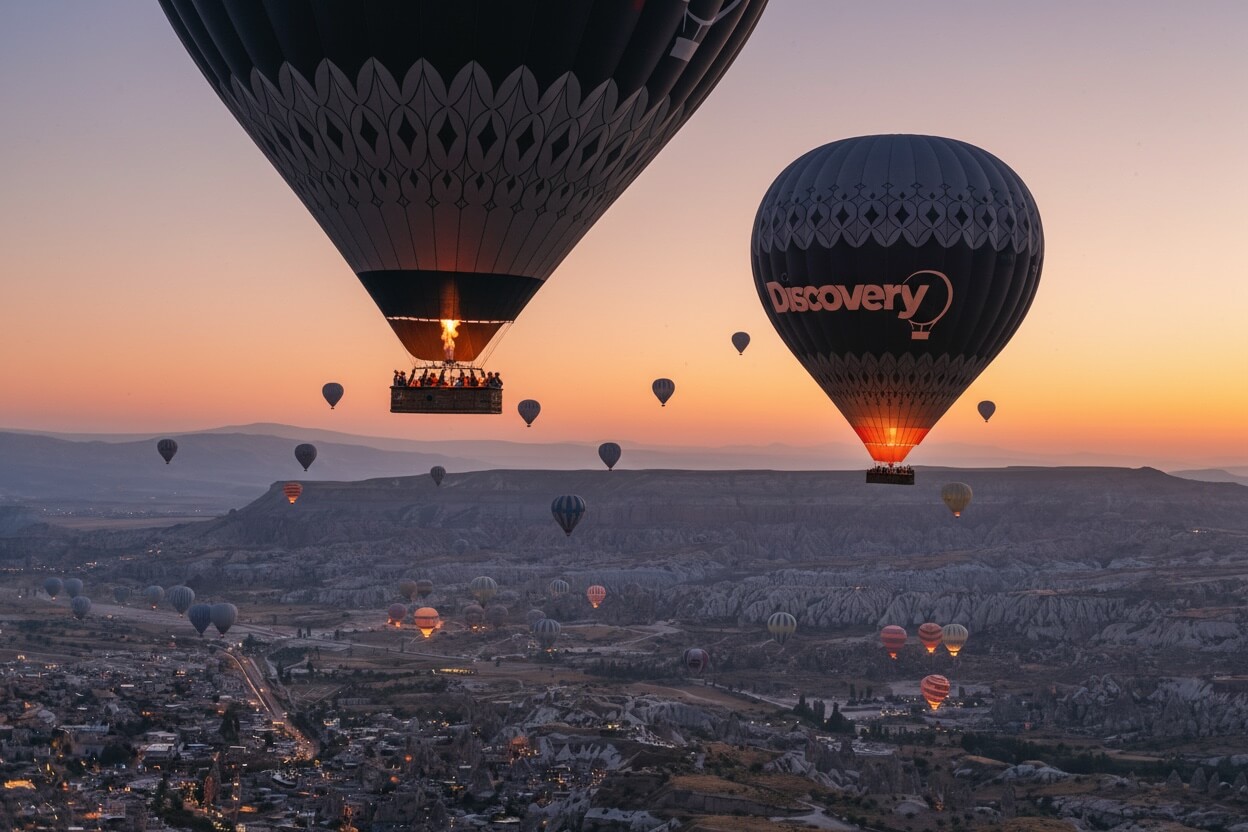 Mongolfiera Discovery sopra la valle all'alba